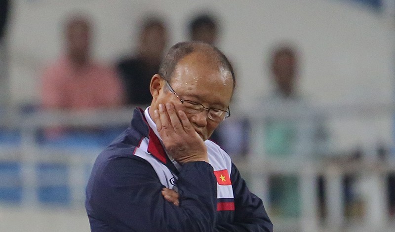 HLV Park Hang Seo... ngủ gật ở trận ra mắt tuyển Việt Nam
