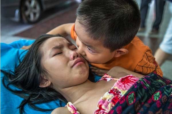Rơi nước mắt bé trai 7 tuổi một mình đưa chị gái vào viện