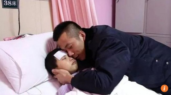 Bé Zhang và bố trên giường bệnh.