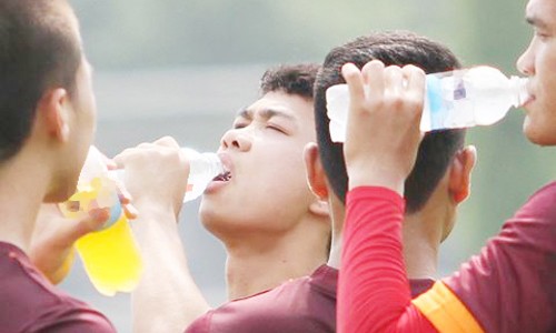 Các cầu thủ đội tuyển Việt Nam uống bù nước trong quá trình thi đấu.