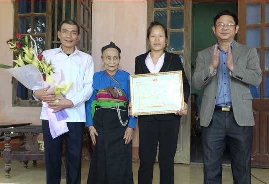 Ông Lê Văn Tuấn, Chủ tịch UBND huyện Ngọc Lặc, trao giấy khen và thưởng "nóng" cho đại diện gia đình thủ môn Bùi Tiến Dũng