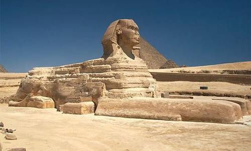 Tượng nhân sư Sphinx ở cạnh kim tự tháp Khafre. (Ảnh Wikipedia)