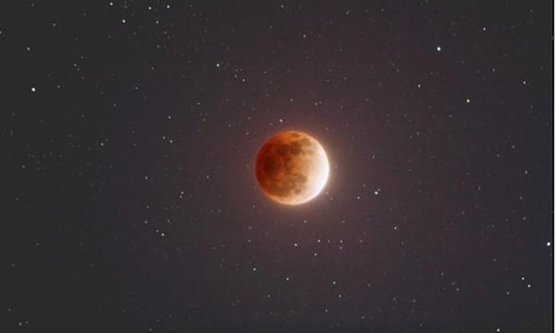 Hiện tượng siêu trăng, trăng máu và trăng xanh trùng nhau sẽ diễn ra cuối tháng 1.Ảnh: UPI.