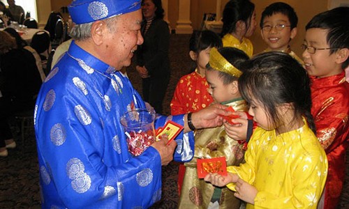 Phong tục lì xì cho trẻ để lấy may đã trở thành nét truyền thống văn hóa trong dịp Tết.