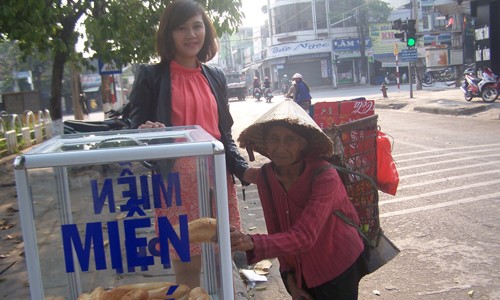 Kon Tum: 'Phủ sóng' tủ bánh mì và quầy quần áo miễn phí 