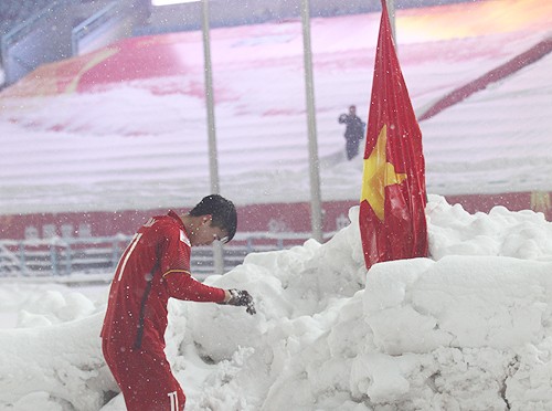 Duy Mạnh cắm cờ và cúi đầu chào trên sân vận động Thường Châu. Ảnh: Linh AFC.