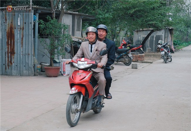 Cụ ông đi gần 100km đến nhà đọc thơ tặng bố mẹ Quang Hải