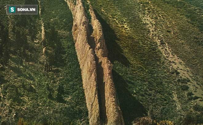 Hình ảnh đường sắt dưới chân núi, gần Devil's Slide. Ảnh chụp năm 1898.