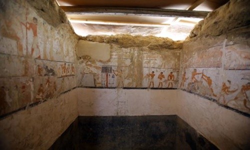 Một số hình vẽ trên tường trong lăng mộ của Hetpet. Ảnh: EPA.