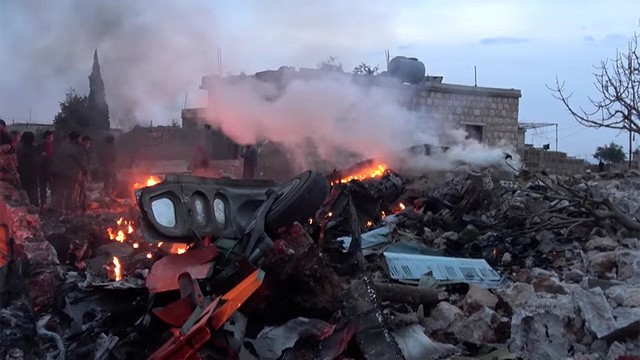 Đống đổ nát được cho là máy bay Su-25 của Nga bị phiến quân bắn rơi tại Idlib hôm 3/2 (Ảnh: Reuters)
