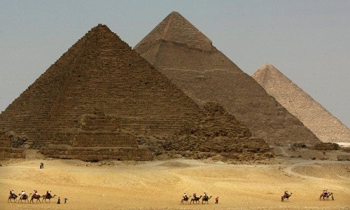 Đại kim tự tháp Giza bị lệch về một bên. Ảnh: Reuters.