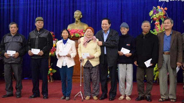 Bộ trưởng Trương Minh Tuấn chụp ảnh lưu niệm với người cao tuổi