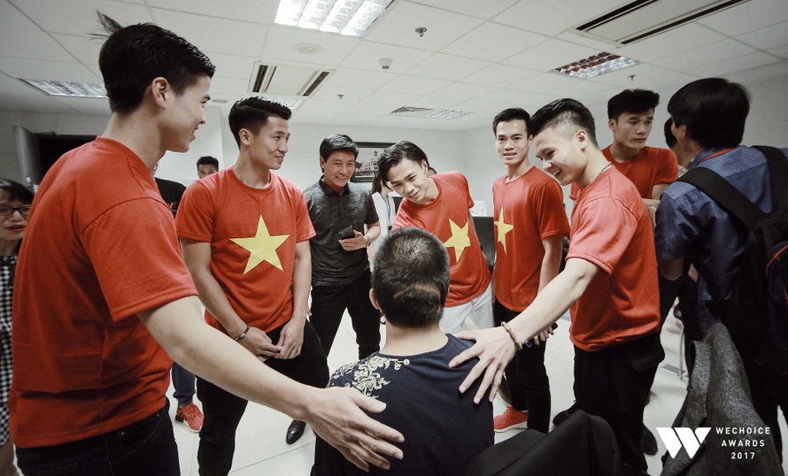 Công Phượng, Quang Hải, Duy Mạnh U23 vây quanh trò chuyện với bé Bôm