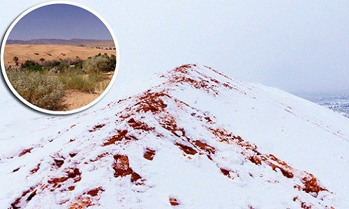 Tuyết nhuốm màu đỏ của cát bao phủ khắp sa mạc Sahara. Ảnh: Daily Star.