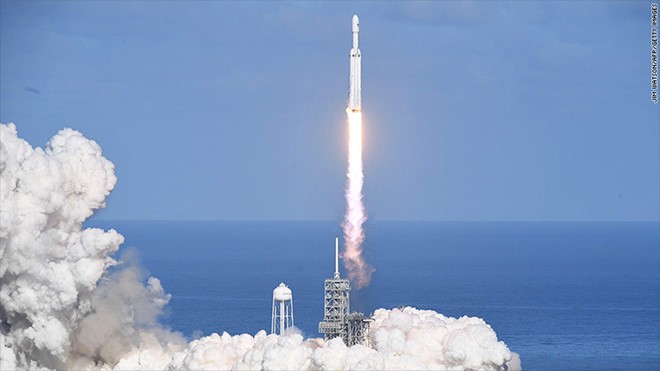 Tên lửa Falcon Heavy rời bệ phóng hôm 6/2. Ảnh: CNN.