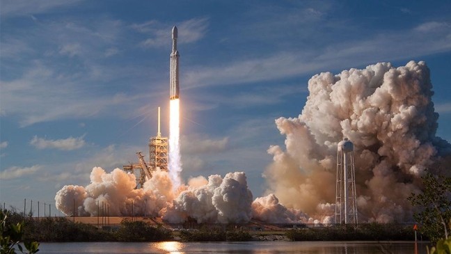 Tên lửa Falcon Heavy của SpaceX được phóng lên thành công - Ảnh: Internet