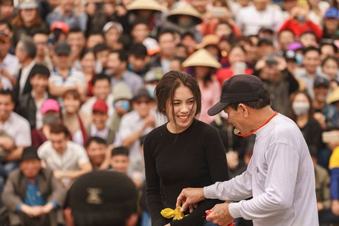 Cô gái xinh xắn tham gia thi đấu vật ở hội làng. Ảnh: Nguyễn Khánh Minh.