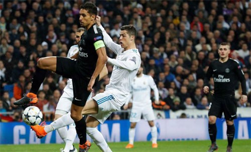 Marquinhos đeo băng thủ quân của PSG trong trận lượt đi đấu với Real. Ảnh: Reuters