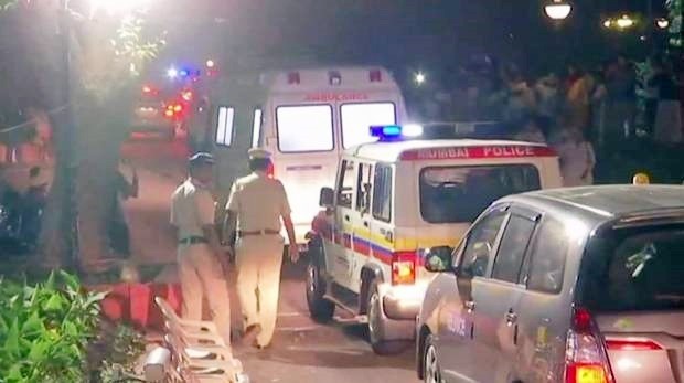 Xe cứu thương đưa Sridevi từ sân bay về nhà ở Mumbai vào tối 27/2.
