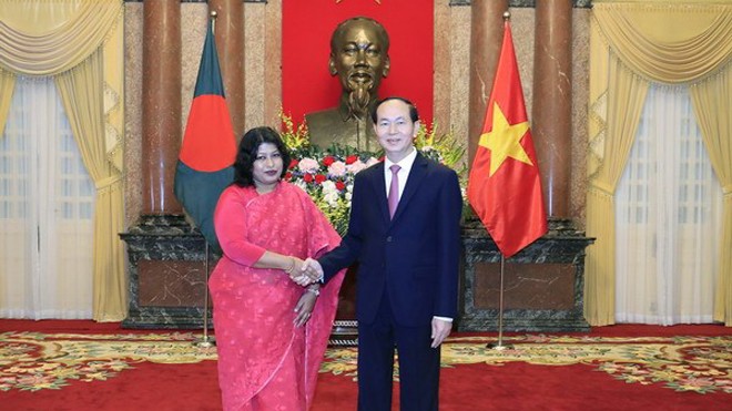 Chủ tịch nước Trần Đại Quang tiếp Bà Samianaz, Đại sứ Đặc mệnh toàn quyền Cộng hòa Nhân dân Bangladesh tại Việt Nam đến trình Quốc thư nhân dịp nhận nhiệm kỳ công tác mới ngày 26/9/2017. (Ảnh: Nhan Sáng/TTXVN)