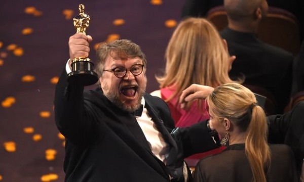 Đạo diễn Guillermo del Toro hẳn là người hạnh phúc nhất của giải Oscar 2018 khi đã nhận được giải thưởng Phim xuất sắc nhất cho “đứa con tinh thần” của mình “The Shape of Water”.