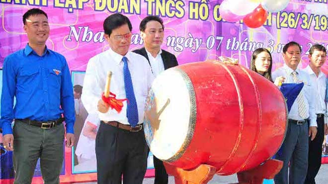 Phó Bí thư thường trực Tỉnh ủy Nguyễn Tấn Tuân đánh trống phát động Tháng thanh niên 2018