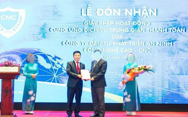 Một hình ảnh hiếm hoi của Nguyễn Văn Dương khi đại diện cho CNC nhận giấy phép hoạt động cung ứng dịch vụ trung gian thanh toán của CNC năm 2017