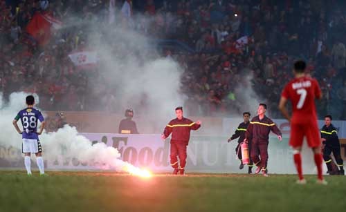 CĐV Hải Phòng ném pháo sáng xuống sân Hàng Đẫy ở vòng 1 V-League 2018. Ảnh: Ngọc Dung