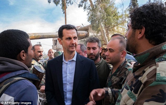 Tổng thống Assad bất ngờ xuất hiện đầy tự tin ở chiến tuyến ác liệt 