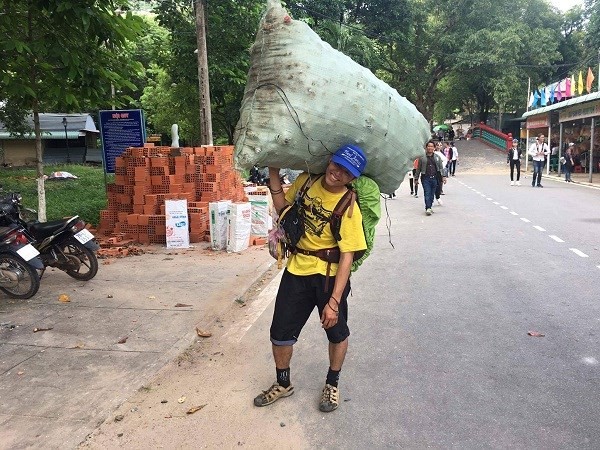 Bao lon chai khổng lồ trên lưng của Chiến Nguyễn là 'sản phẩm' của khách du lịch bỏ lại trên núi.