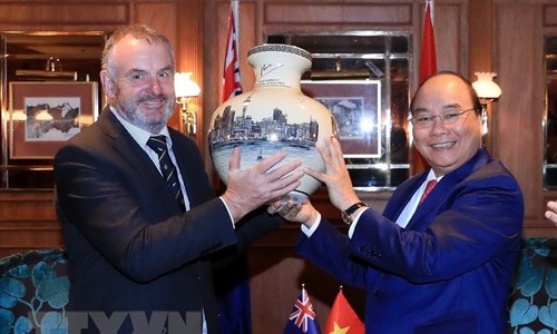 hủ tịch Quốc hội New Zealand Trevor Mallard tặng quà lưu niệm cho Thủ tướng Nguyễn Xuân Phúc. (Ảnh: Thống Nhất/TTXVN)