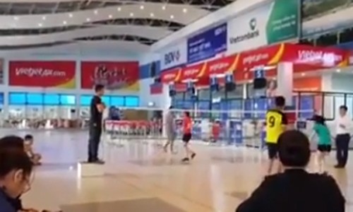 Quảng Bình: Sảnh chờ sân bay biến thành sân chơi cầu lông