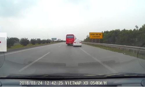 Ôtô khách 'đánh võng' trước đầu xe con trên cao tốc