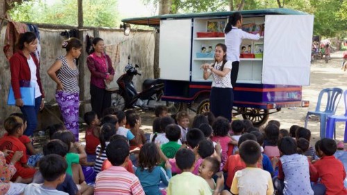 Tình nguyện viên đang giảng dạy cho học sinh vùng khó khăn tại Campuchia từ xe tuk tuk. Ảnh: BBC