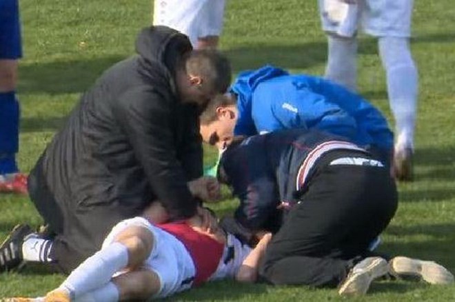 Boban được cứu chữa sau khi gục xuống sân. (Nguồn: il BiancoNero)