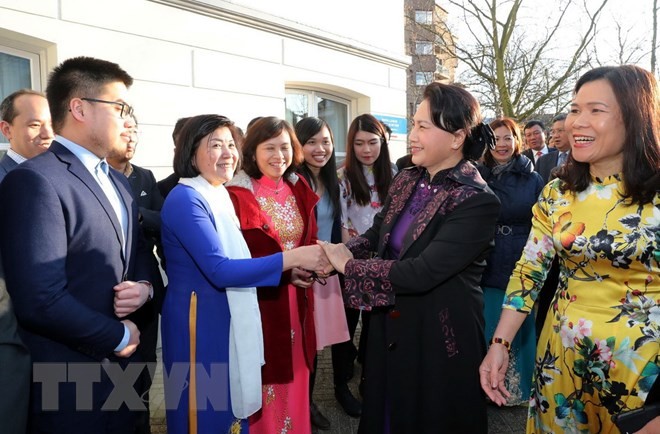 Cán bộ, nhân viên Đại sứ quán và bà con Việt kiều đón Chủ tịch Quốc hội Nguyễn Thị Kim Ngân. (Ảnh: Trọng Đức/TTXVN)
