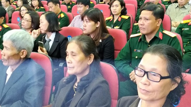Chị Tạ Thị Kiều- người ngồi ở hàng hàng 2 thứ 2 từ phải sang, vợ của quân nhân thiếu tá Lê Hải Ninh cùng với người thân trong gia đình tại lễ tôn vinh.