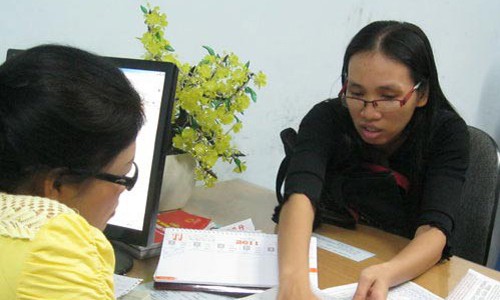 Cô giáo Trần Thị Minh Châu (áo đen) từng đến Báo Người Lao Động để giãi bày về việc xúc phạm học sinh dẫn tới bị kỷ luật năm 2012 Ảnh: TRƯỜNG HOÀNG