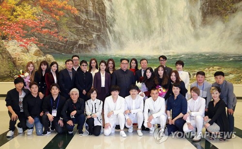 Irene đứng bên trái Kim Jong-un trong bức ảnh chung trong khi ba thành viên còn lại đứng ngoài bìa trái. Thành viên Joy vắng mặt trong buổi biểu diễn. Ảnh: Yonhap News.