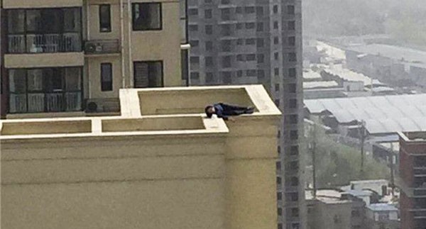 Người đàn ông với ý định tự sát nằm chênh vênh ngay mép tầng thượng.
