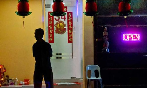 Một vài nhà chứa có giấy phép tại khu vực Geylang, một trong các phố đèn đỏ được chỉ định tại Singapore. Ảnh: SCMP