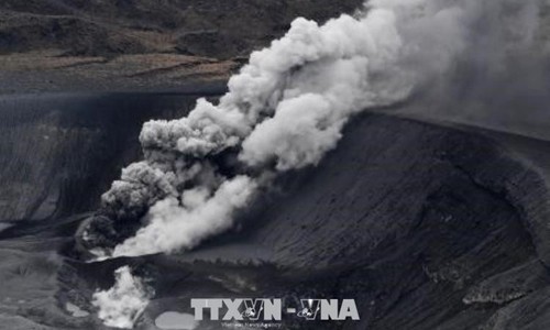 Núi lửa Shinmoe phun trào dữ dội chiều 6/3. Ảnh: Kyodo/TTXVN