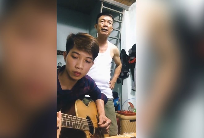 Chàng trai Bình Phước đệm guitar cho cha hát 'Ngắm hoa lệ rơi'