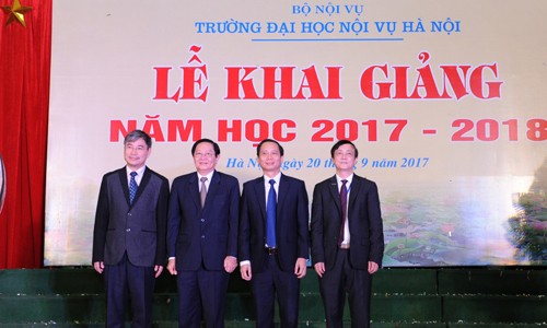 Đồng chí Lê Vĩnh Tân, Ủy viên Ban chấp hành trung ương Đảng, Bộ trưởng Bộ Nội vụ đến dự khai giảng năm học mới 2017 - 2018 