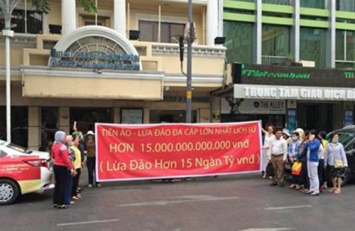 Hàng chục người đến trước văn phòng Modern Tech trên phố Nguyễn Huệ tố cáo công ty này lừa đảo bằng hình thức huy động vốn đầu tư vào tiền ảo Ifan, Pincoin ngày 8/4. 