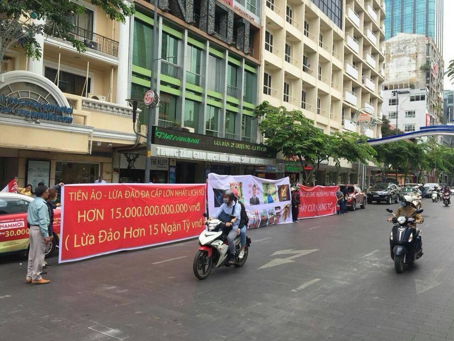 Người dân biểu tình Pincoin, iFan lừa đảo, chiếm đoạt tài sản tại TP.HCM