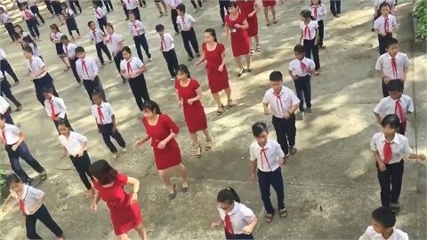 Sân trường 'dậy sóng' với vũ điệu của loạt cô giáo diện váy đỏ