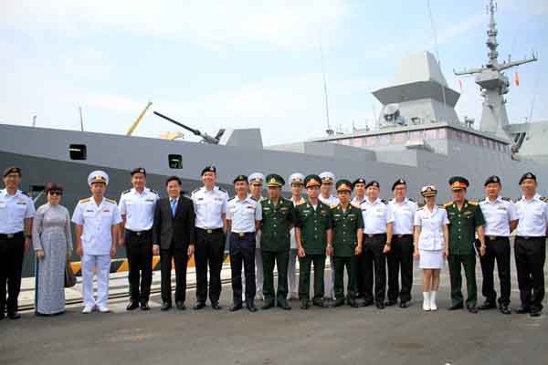 Tàu khu trục RSS INTREPID của Hải quân Singapore đến TP. Đà Nẵng. Ảnh: VGP/Thế Phong