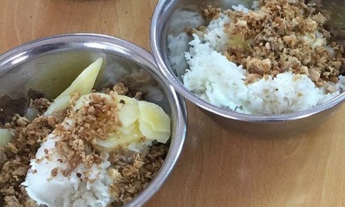 Một trong những suất ăn ở một trường tiểu học nội thành ở Hà Nội bị phụ huynh phản ánh là "nghèo nàn".