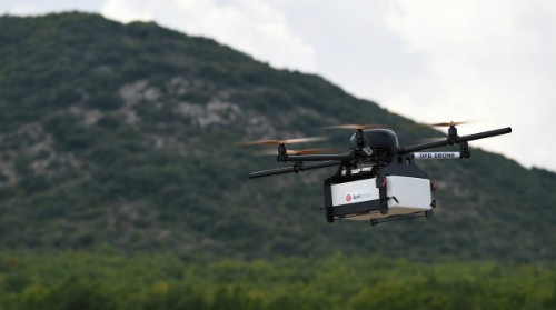 Drone là thiết bị vận chuyển hiệu quả tại các khu vực có địa hình hiểm trở.